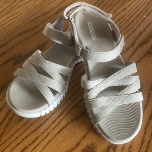 Skechers Sandles.  Size 8  The shock absorbers aren’t even worn!!